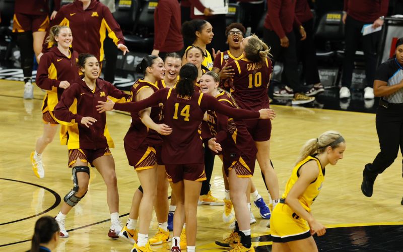 Gopher Womens BB upsets #10 Iowa on the road